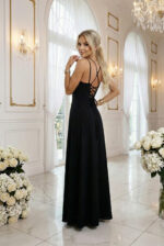 589-5 Sukienka maxi na ramiączkach z gorsetowym wiązaniem na plecach i rozcięciem - czarna-7