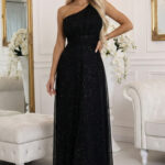 656-3 Długa błyszcząca suknia wieczorowa na jedno ramię - klasyczna czerń-1