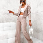Elegancki komplet garnitur damski z krótką marynarką beżowy