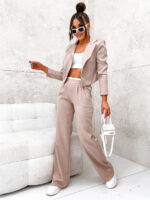 Elegancki komplet garnitur damski z krótką marynarką beżowy