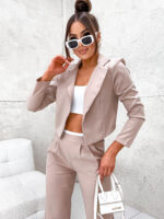 Elegancki komplet garnitur damski z krótką marynarką beżowy - obrazek 3
