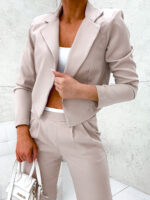 Elegancki komplet garnitur damski z krótką marynarką beżowy - obrazek 4