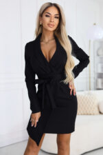 670-1 Elegancka sukienka marynarkowa z paskiem i asymetrycznym dołem - czarna-1